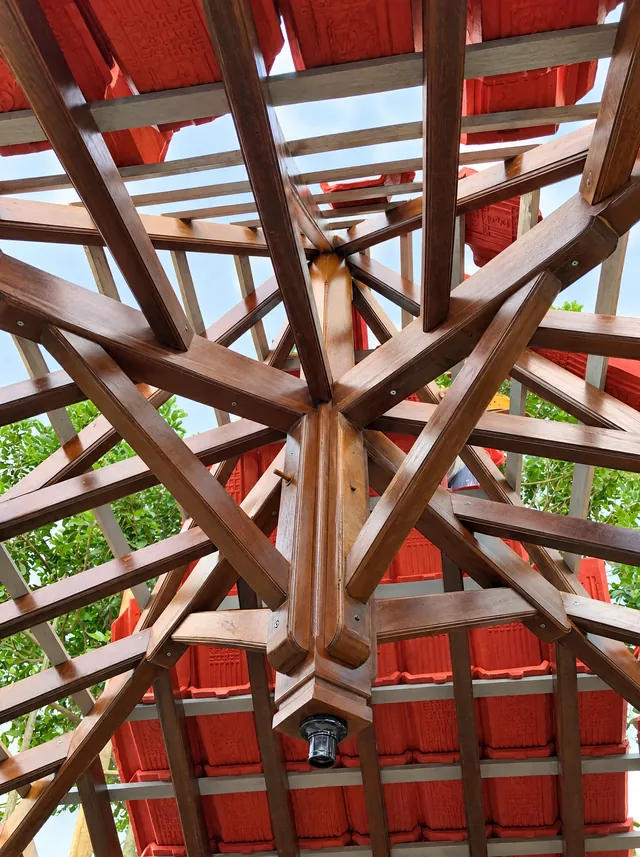 Rangka atap kayu gazebo dilihat dari bawah, balok memusat ke tengah