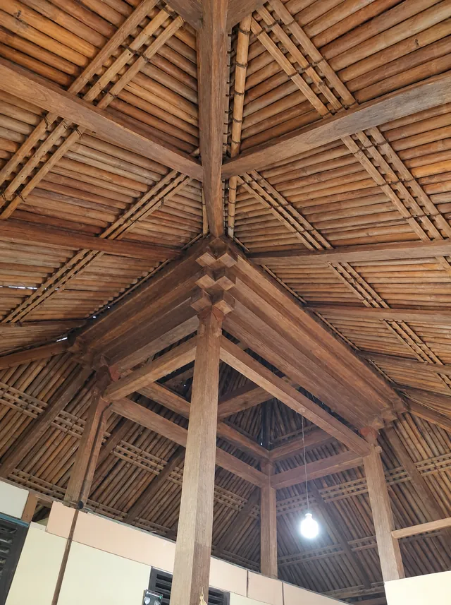 Bagian dalam atap joglo dengan susunan kayu tumpang sari