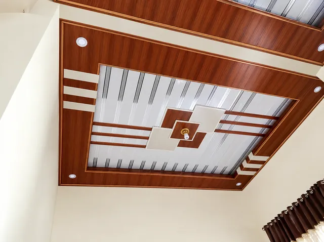 Plafon PVC motif kayu dan putih dengan bingkai bertingkat dan lampu downlight
